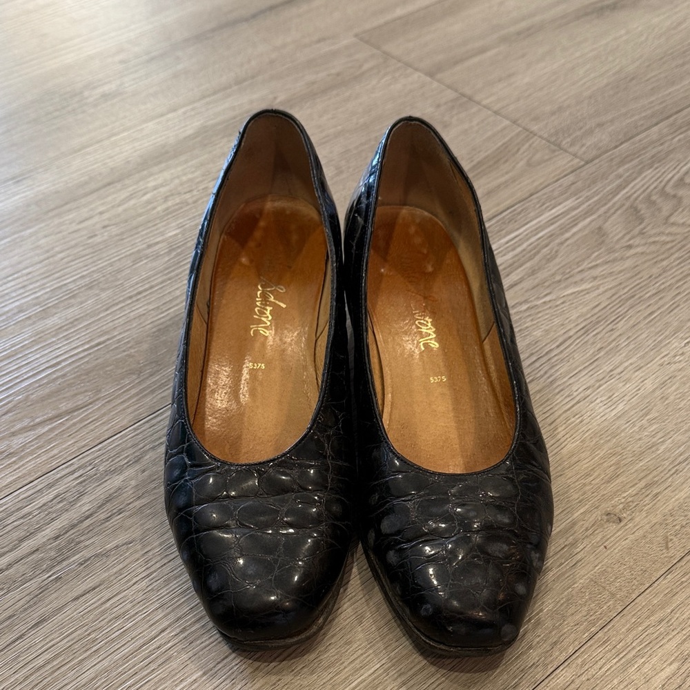Luxurious Black Croc-Embossed Loafers